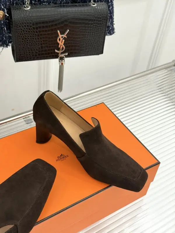 Hermes Leather shoes on massive heel from square the toe — Photo 5