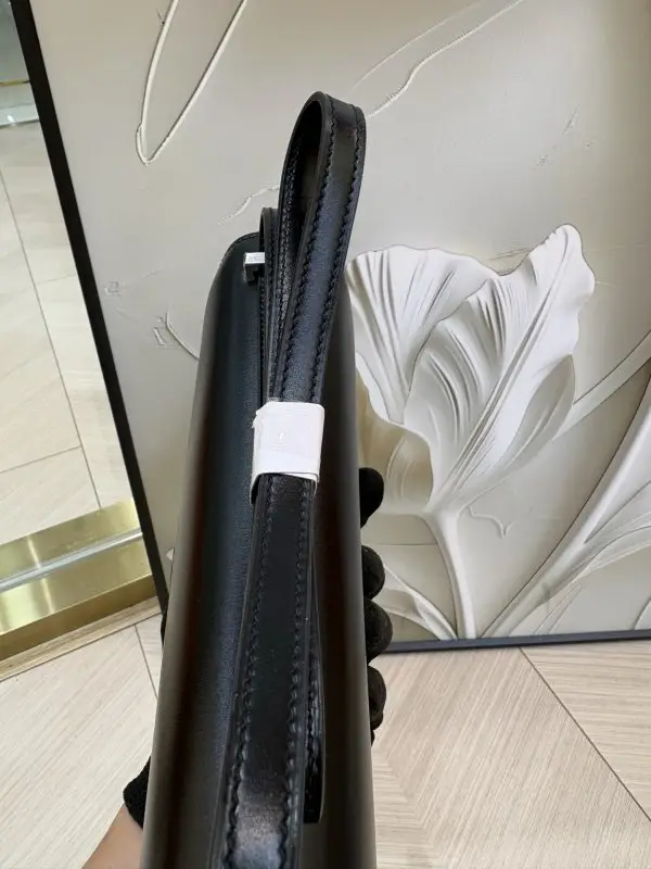 Hermes Luxury a bag Hermès Constance Elan 24 cm at skin Epsom — Photo 4