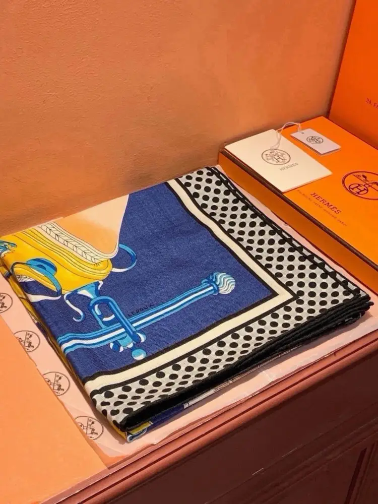 Hermes — Scarf of cashmere