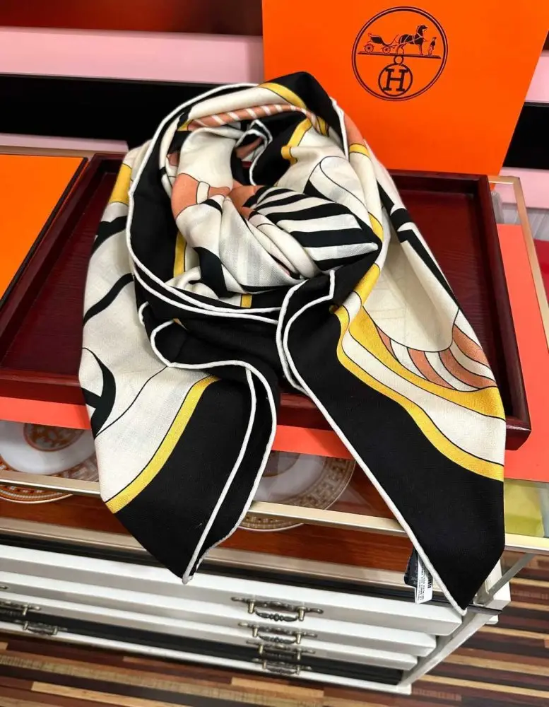 Hermes — Scarf of cashmere
