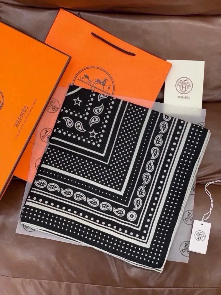 Hermes — Scarf of cashmere