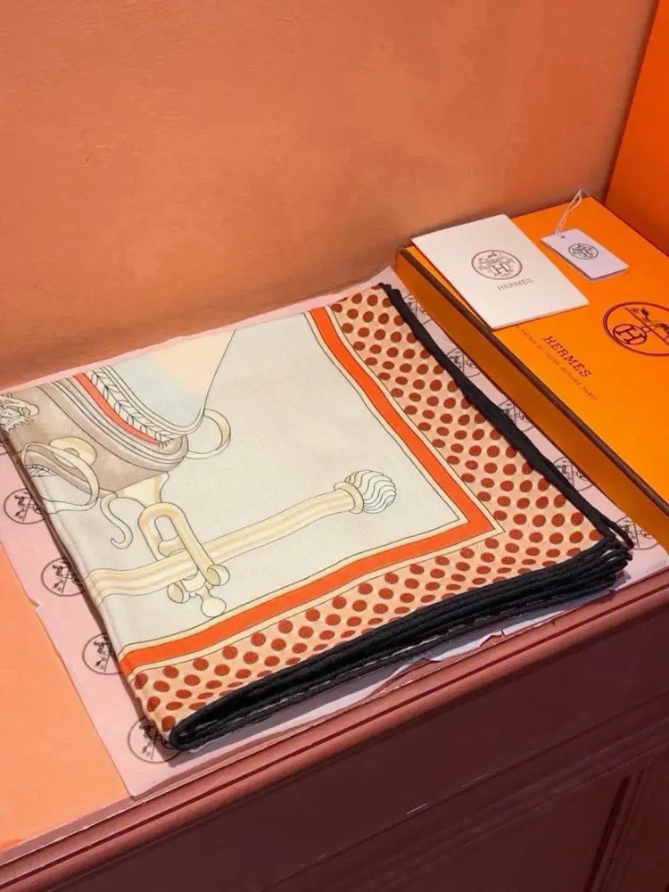 Hermes — Scarf of cashmere