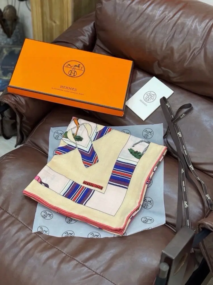 Hermes — Scarf of cashmere