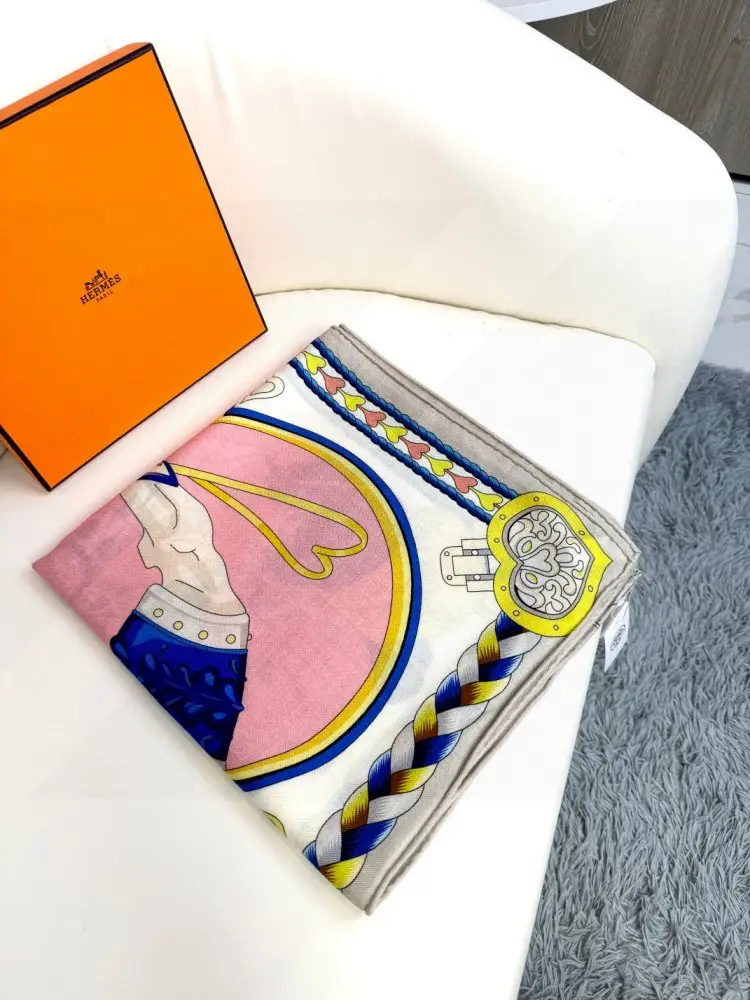 Hermes — Scarf of cashmere