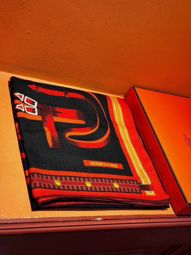 Hermes Scarf of cashmere — Photo 2
