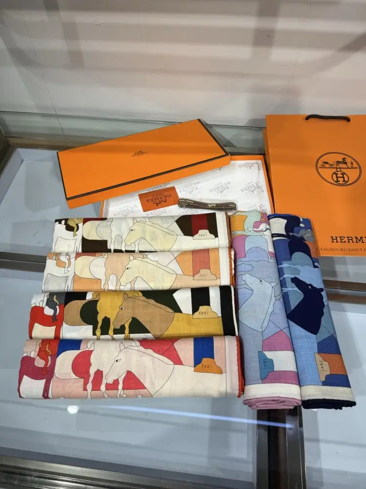 Hermes Scarf of cashmere — Photo 2
