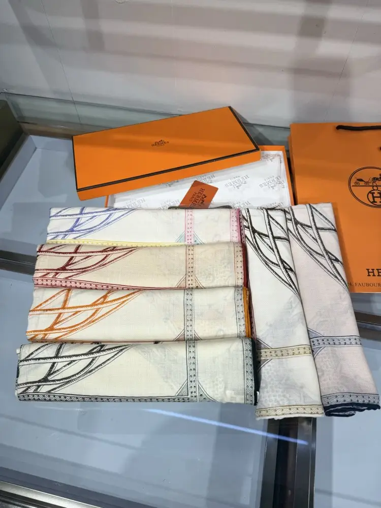 Hermes Scarf of cashmere — Photo 2