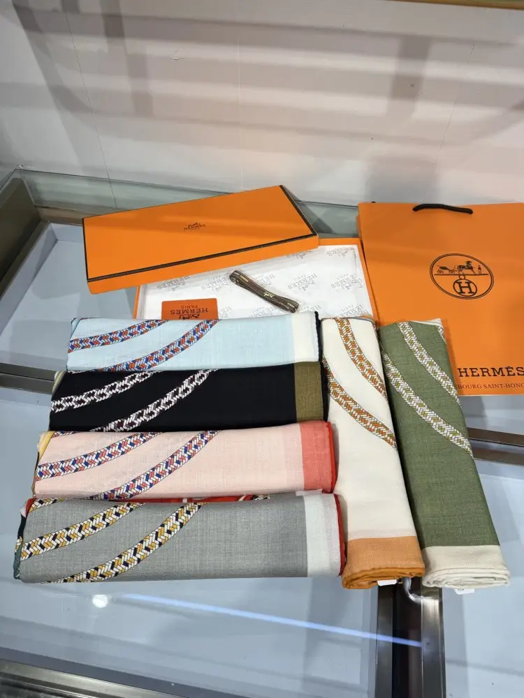 Hermes Scarf of cashmere — Photo 2