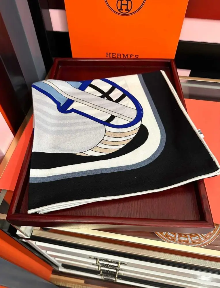 Hermes Scarf of cashmere — Photo 3