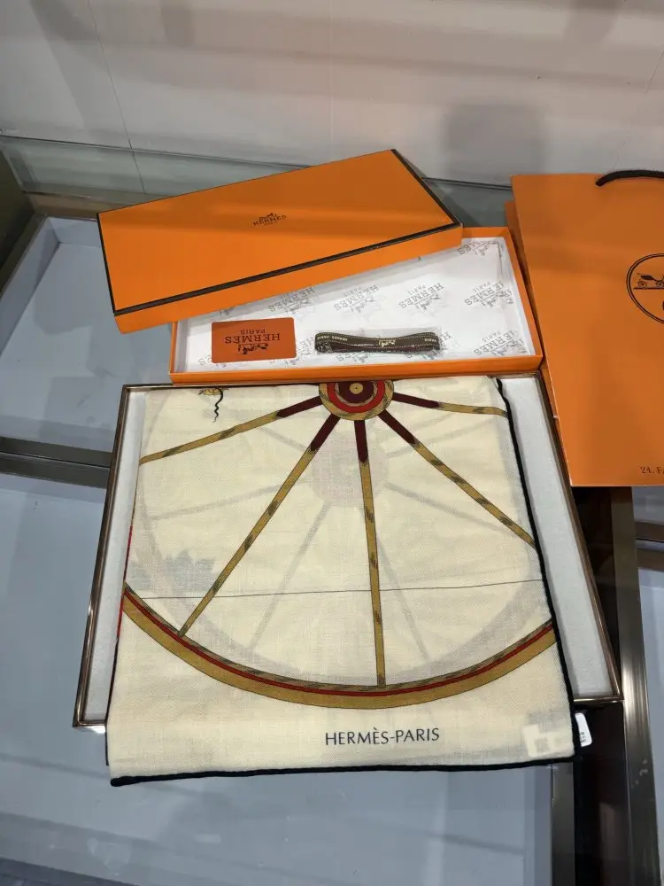 Hermes Scarf of cashmere — Photo 3