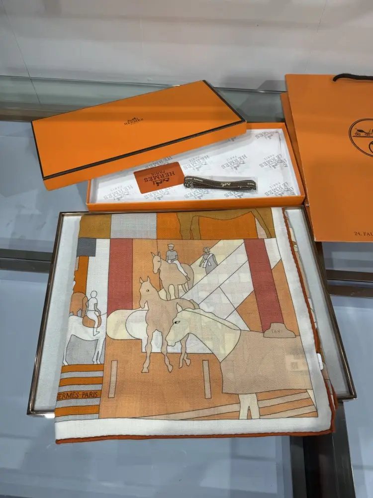 Hermes Scarf of cashmere — Photo 3
