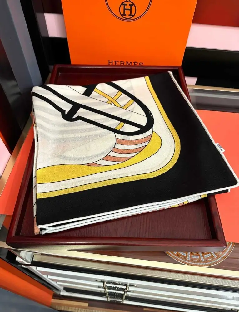 Hermes Scarf of cashmere — Photo 3