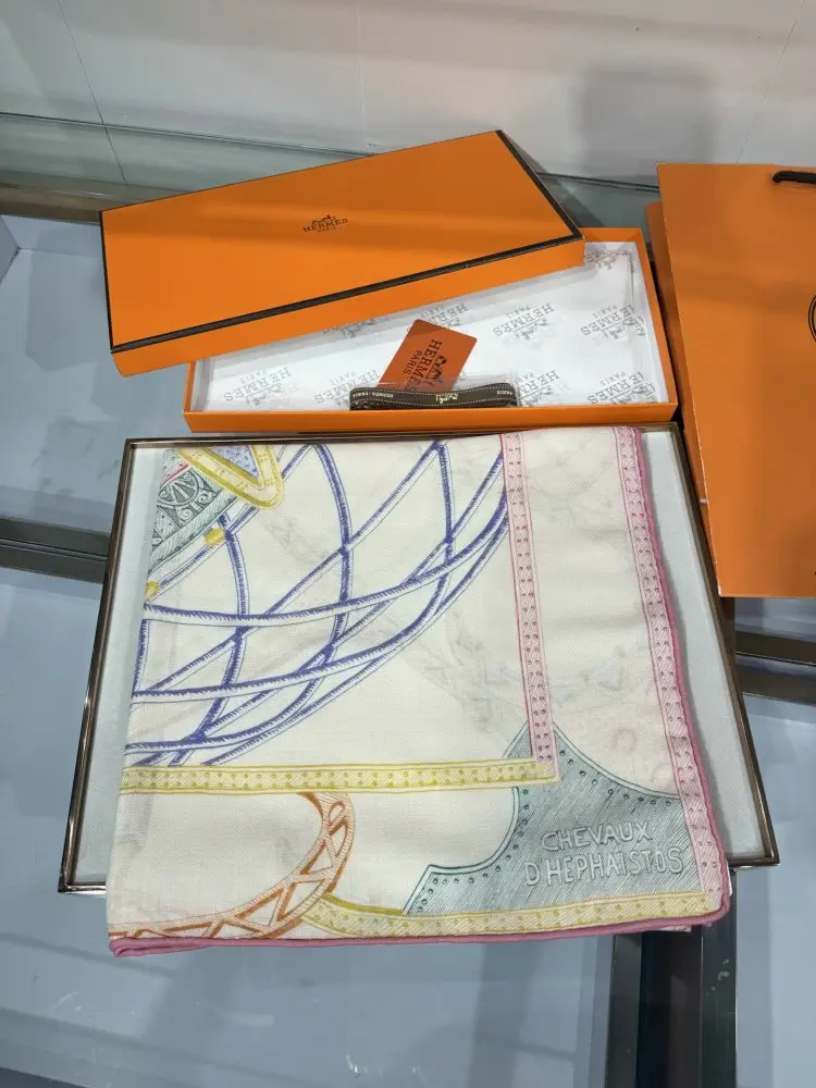 Hermes Scarf of cashmere — Photo 3