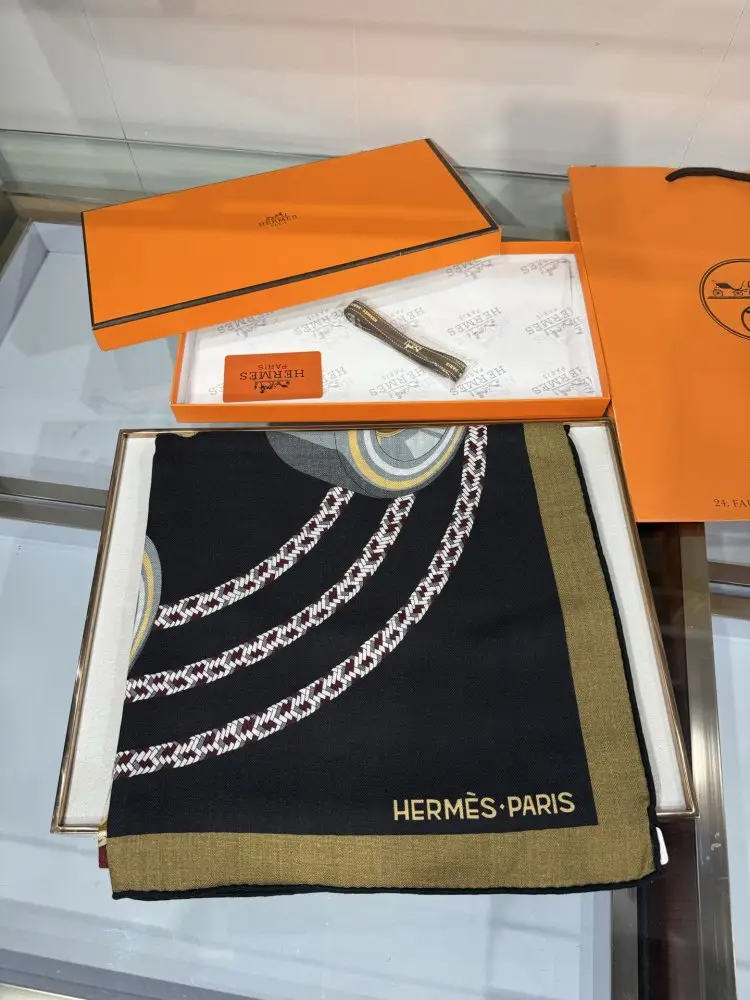 Hermes Scarf of cashmere — Photo 3
