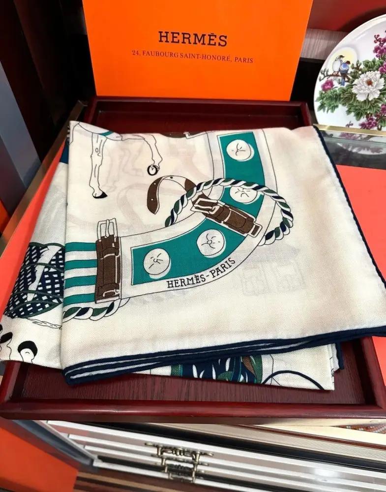 Hermes Scarf of cashmere — Photo 3