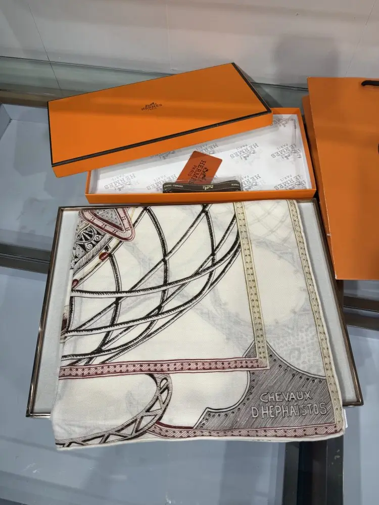 Hermes Scarf of cashmere — Photo 3