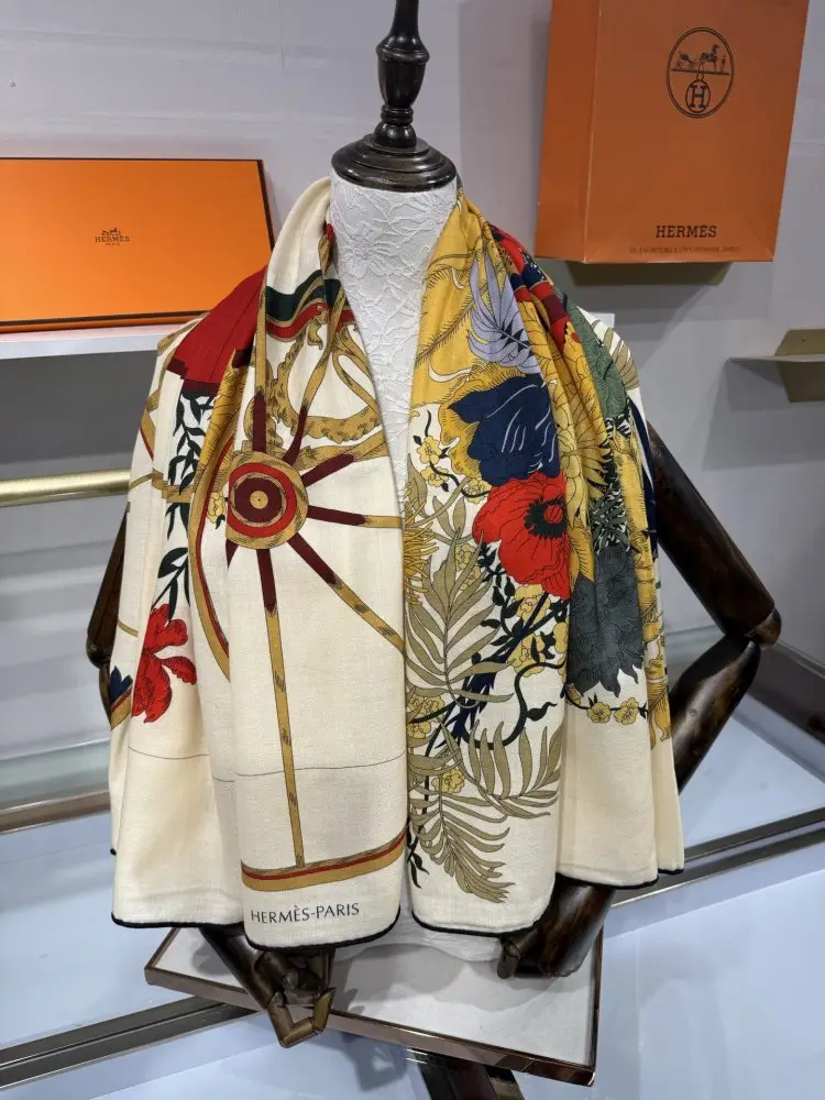 Hermes Scarf of cashmere — Photo 4