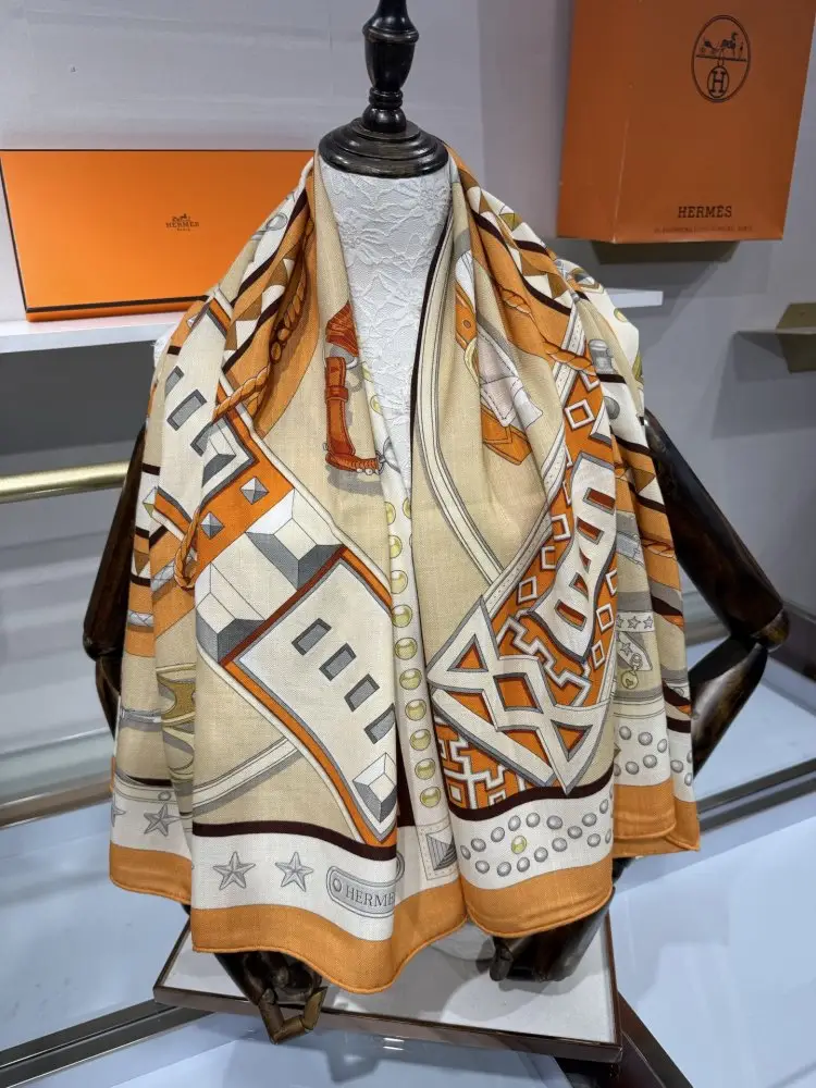 Hermes Scarf of cashmere — Photo 4