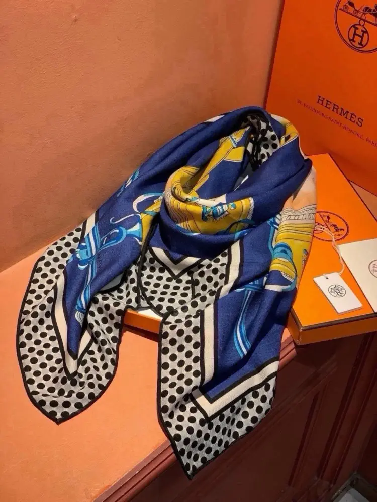 Hermes Scarf of cashmere — Photo 4