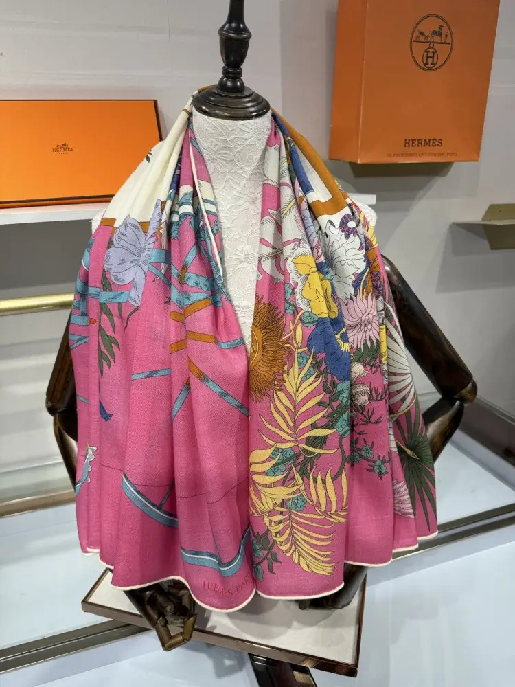 Hermes Scarf of cashmere — Photo 4