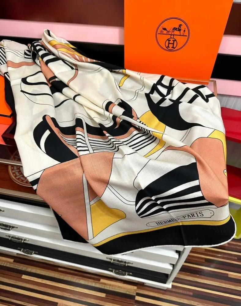 Hermes Scarf of cashmere — Photo 4