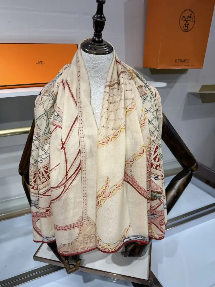 Hermes Scarf of cashmere — Photo 4