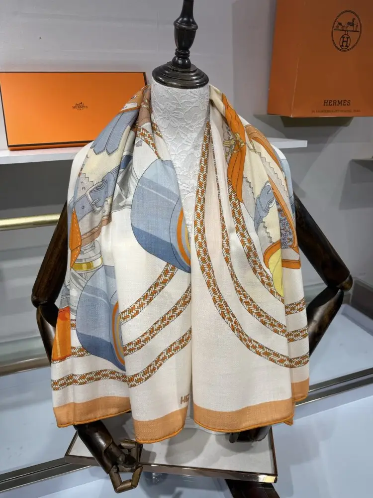 Hermes Scarf of cashmere — Photo 4