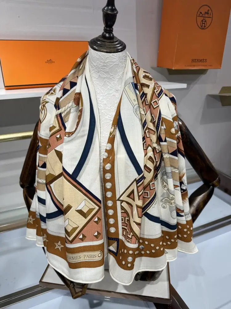 Hermes Scarf of cashmere — Photo 4