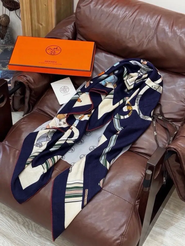 Hermes Scarf of cashmere — Photo 4