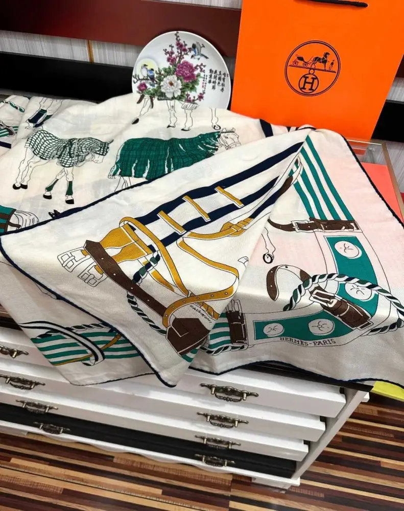 Hermes Scarf of cashmere — Photo 4