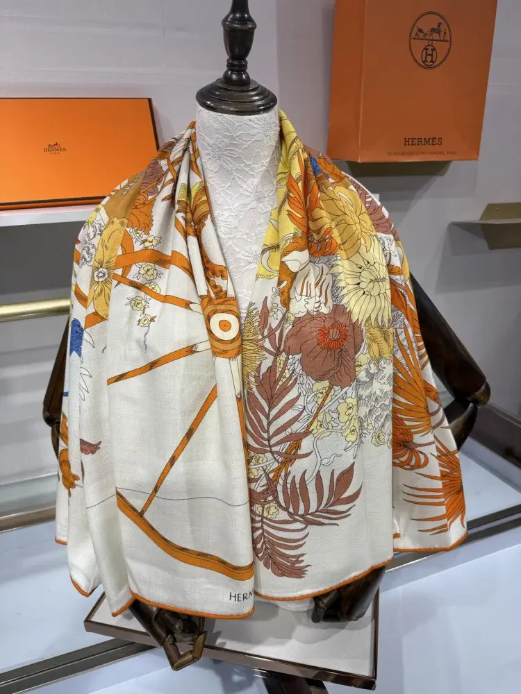 Hermes Scarf of cashmere — Photo 4