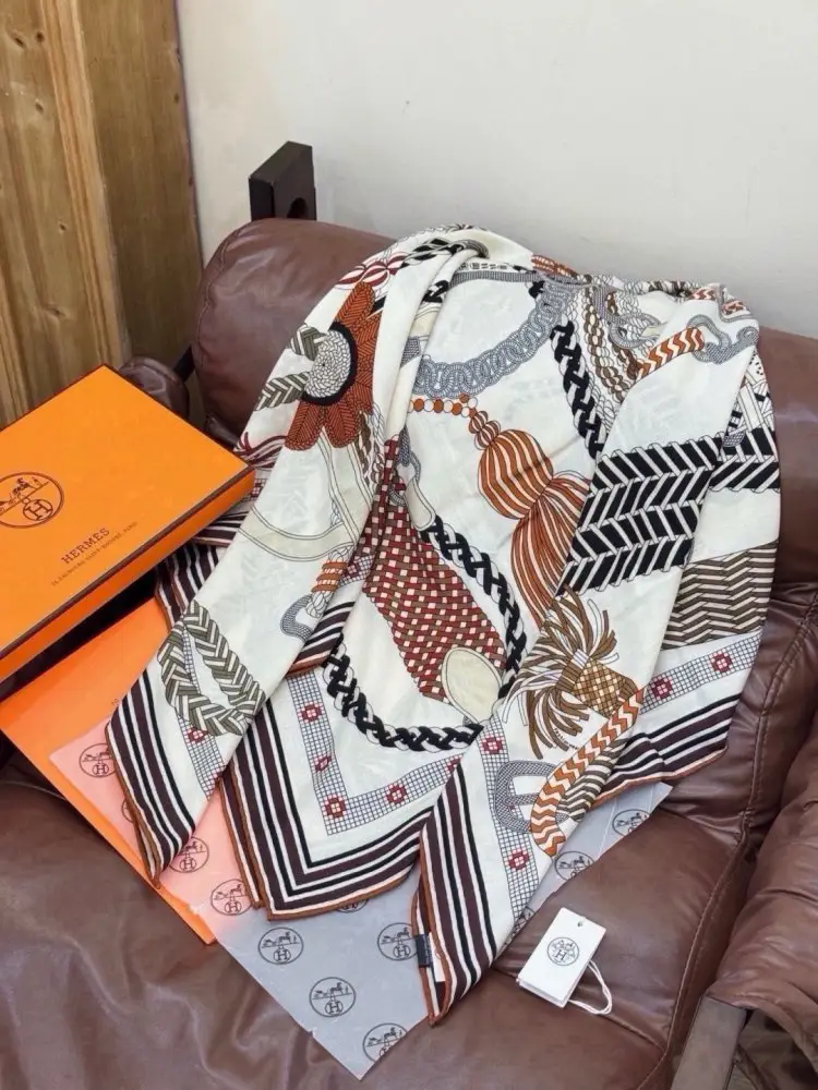 Hermes Scarf of cashmere — Photo 4