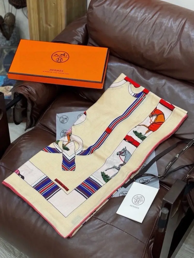 Hermes Scarf of cashmere — Photo 4