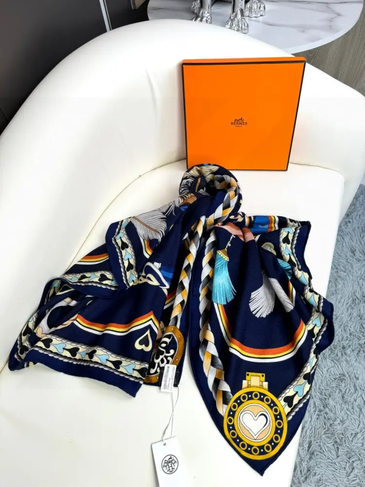 Hermes Scarf of cashmere — Photo 5