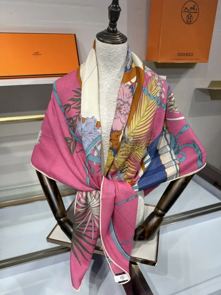 Hermes Scarf of cashmere — Photo 5
