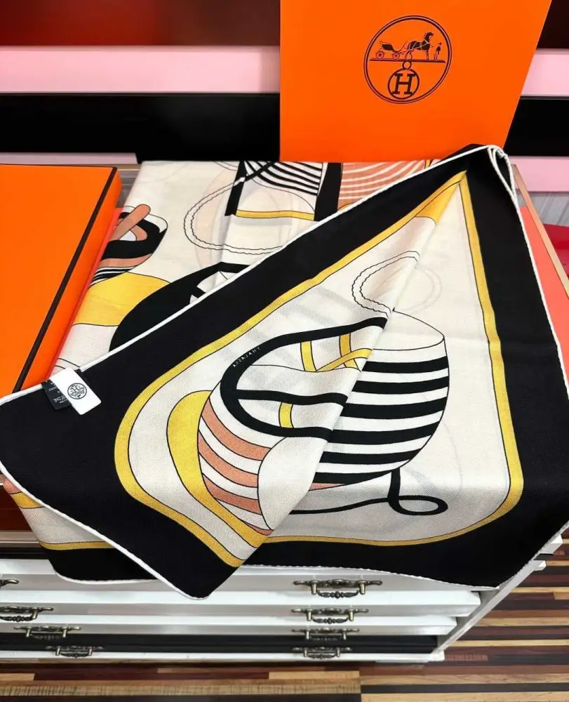 Hermes Scarf of cashmere — Photo 5