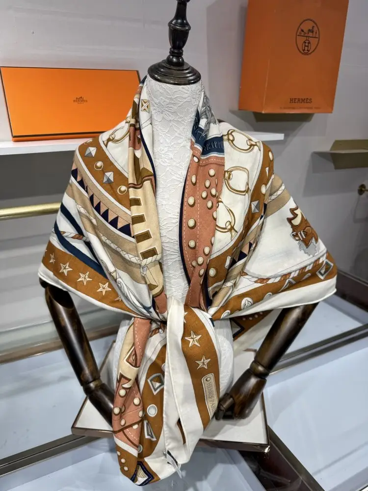 Hermes Scarf of cashmere — Photo 5