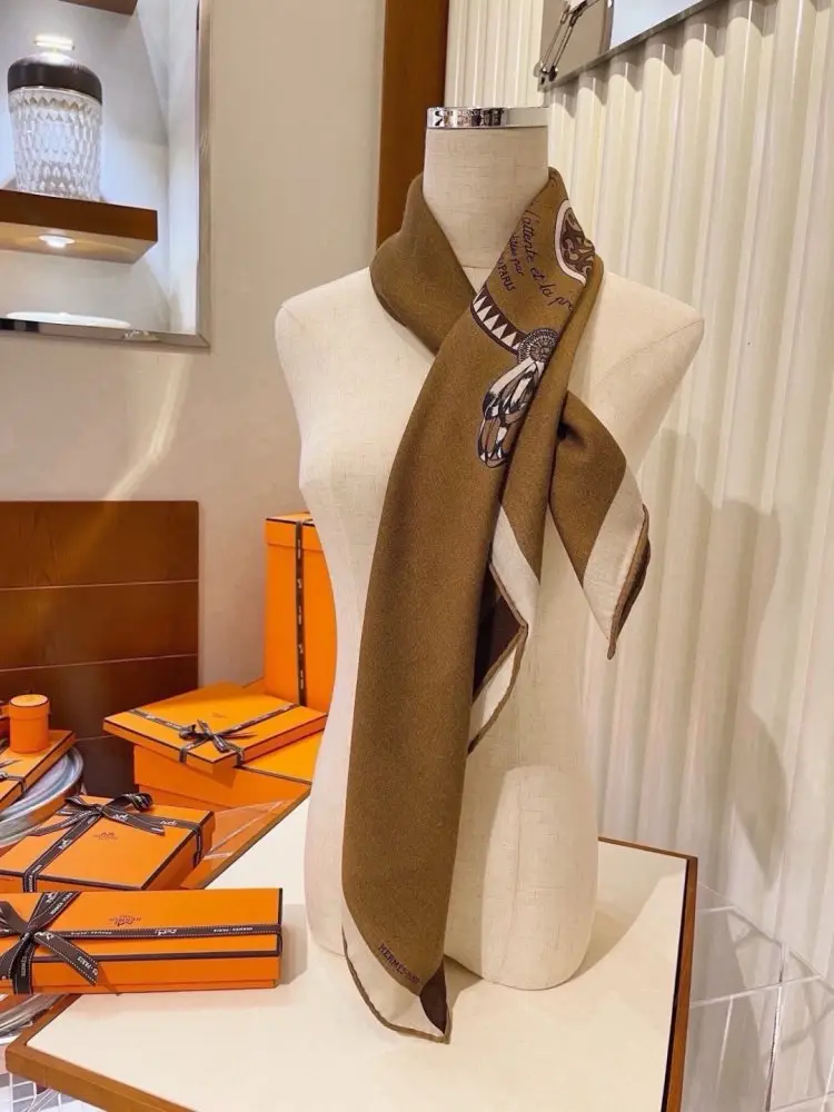 Hermes Scarf of cashmere — Photo 5
