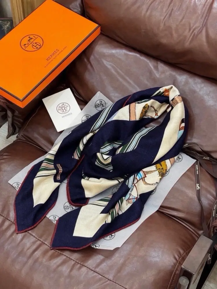 Hermes Scarf of cashmere — Photo 5