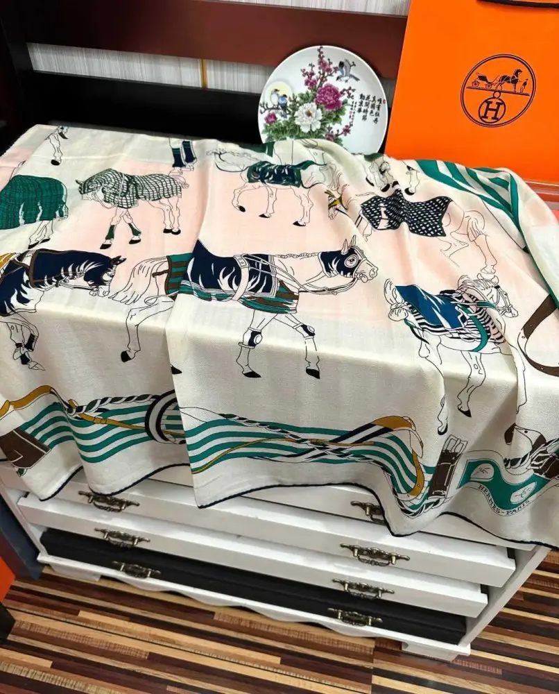 Hermes Scarf of cashmere — Photo 5