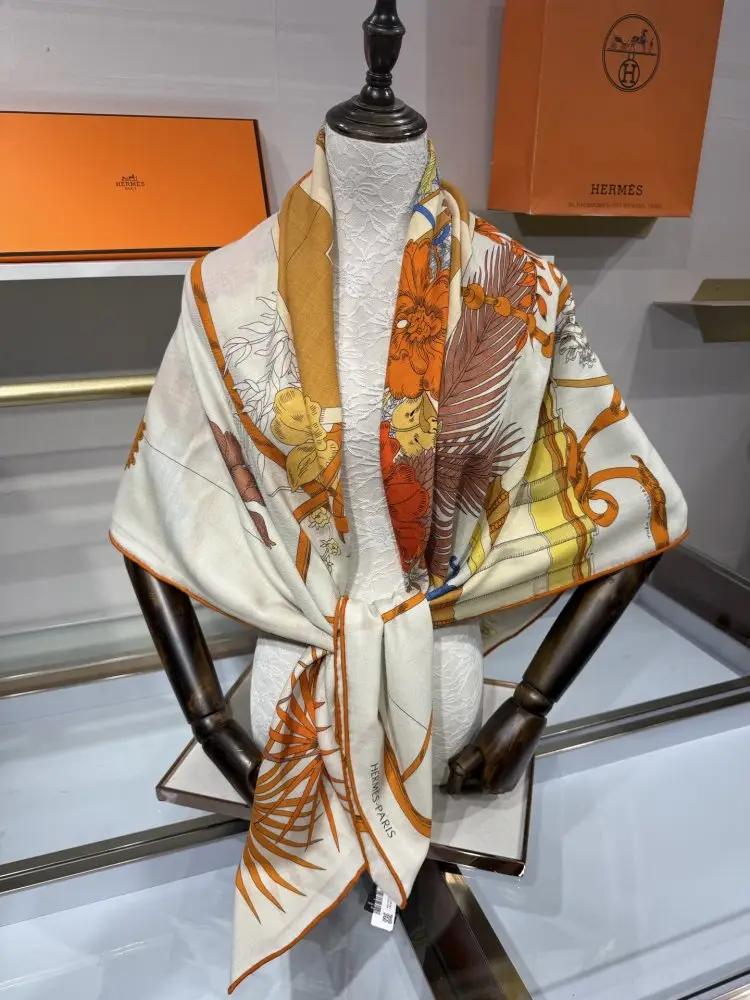 Hermes Scarf of cashmere — Photo 5