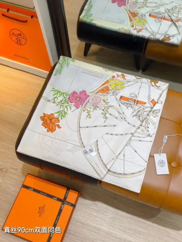 Hermes Shawl silk 90x90 cm — Photo 4