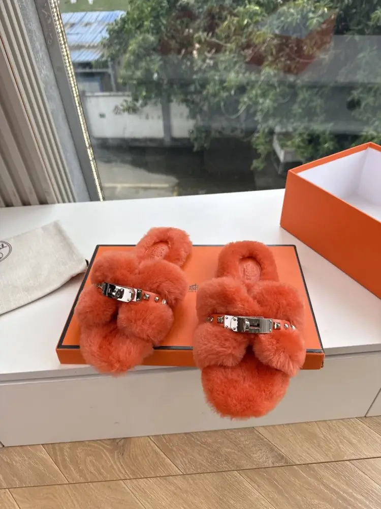 Hermes — Шлепанцы меховые женские