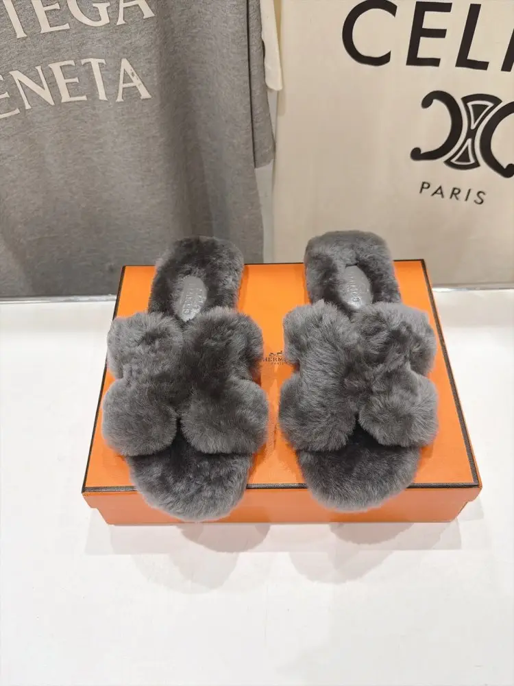Hermes — Шлепанцы меховые женские
