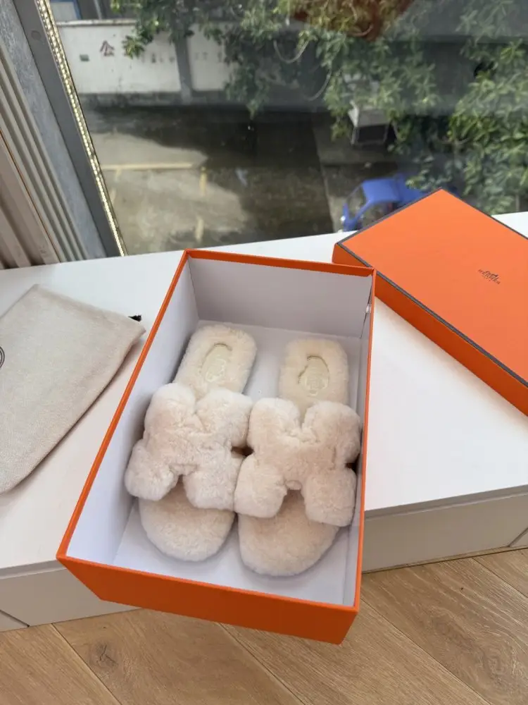 Hermes — Шлепанцы меховые женские