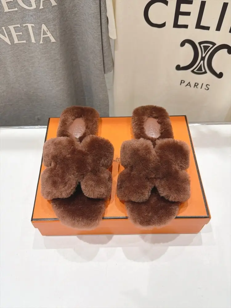 Hermes — Шлепанцы меховые женские