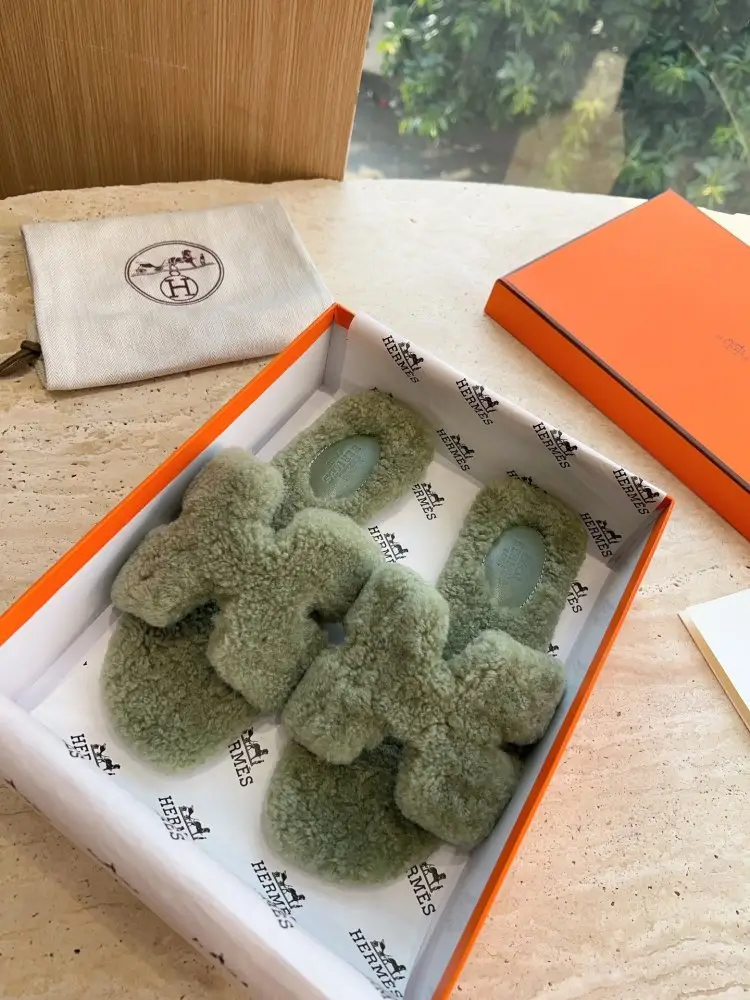 Hermes — Шлепанцы меховые женские