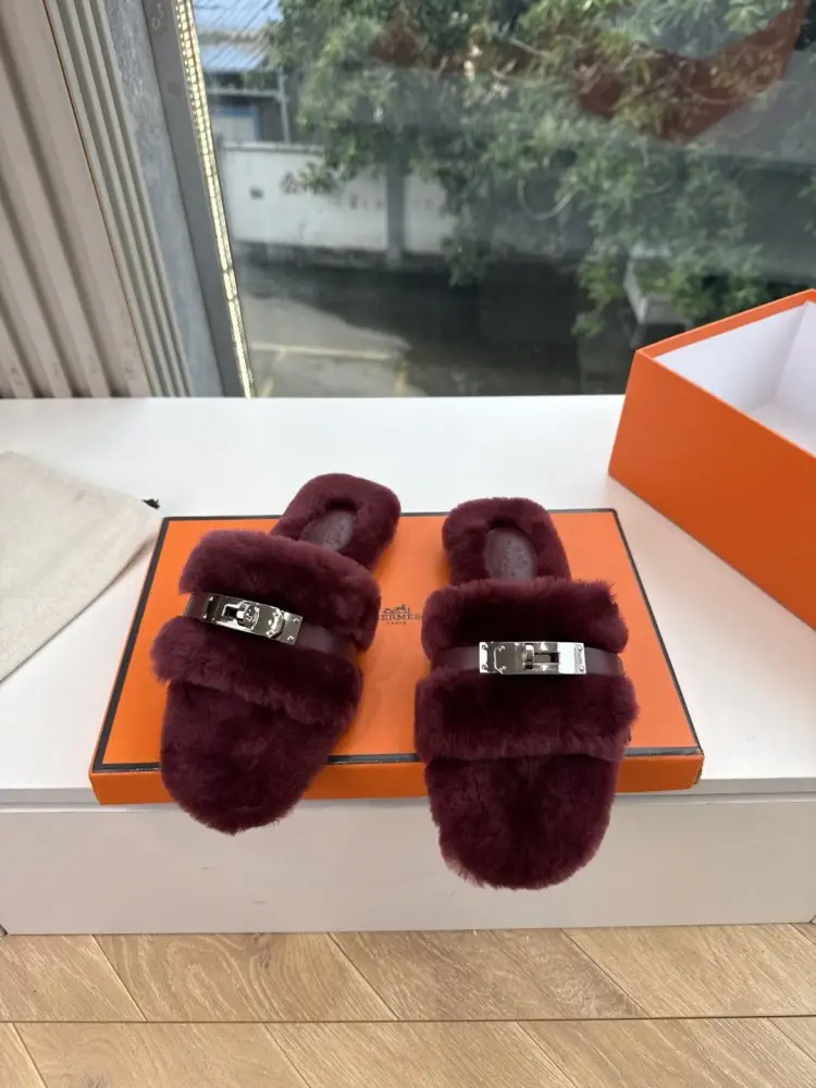 Hermes — Шлепанцы меховые женские