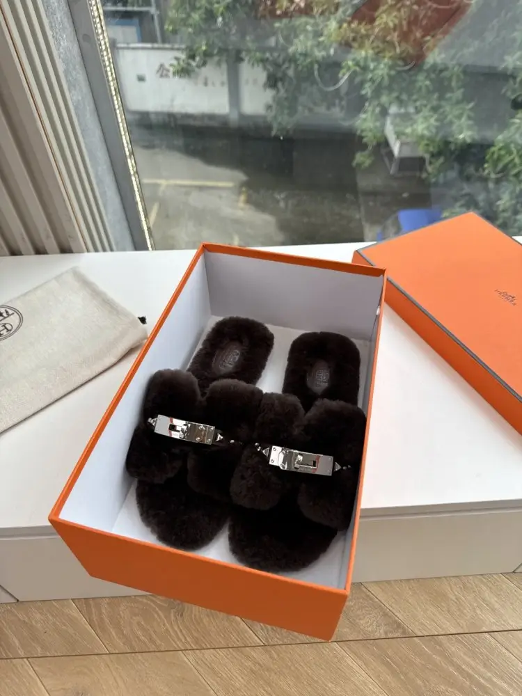 Hermes — Шлепанцы меховые женские