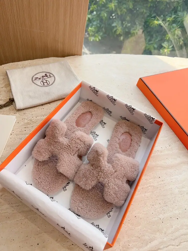 Hermes — Шлепанцы меховые женские